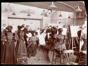 William Chase enseñando una clase de arte para estudiantes femeninas, 1896-98